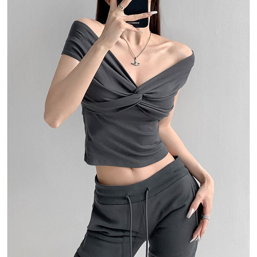 Camiseta plisada de manga corta con hombros descubiertos para mujer