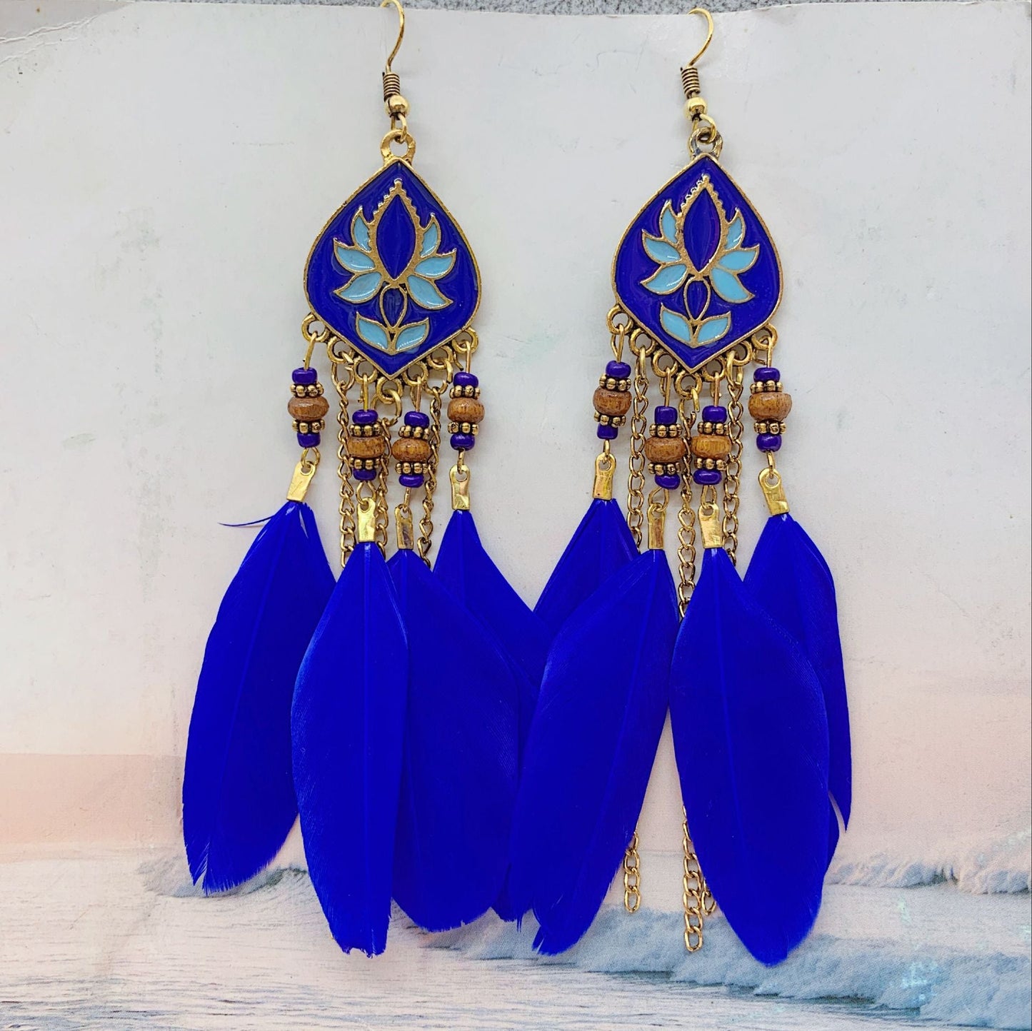 Pendientes bohemios con borlas de plumas y cuentas de flor de loto