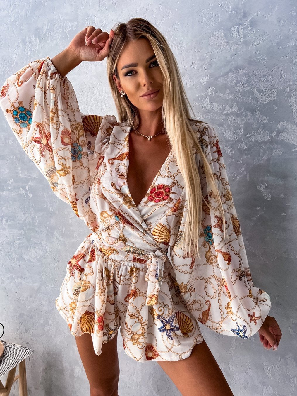 Conjunto de dos piezas de top y pantalones cortos de manga larga con cuello en V y estampado floral para mujer