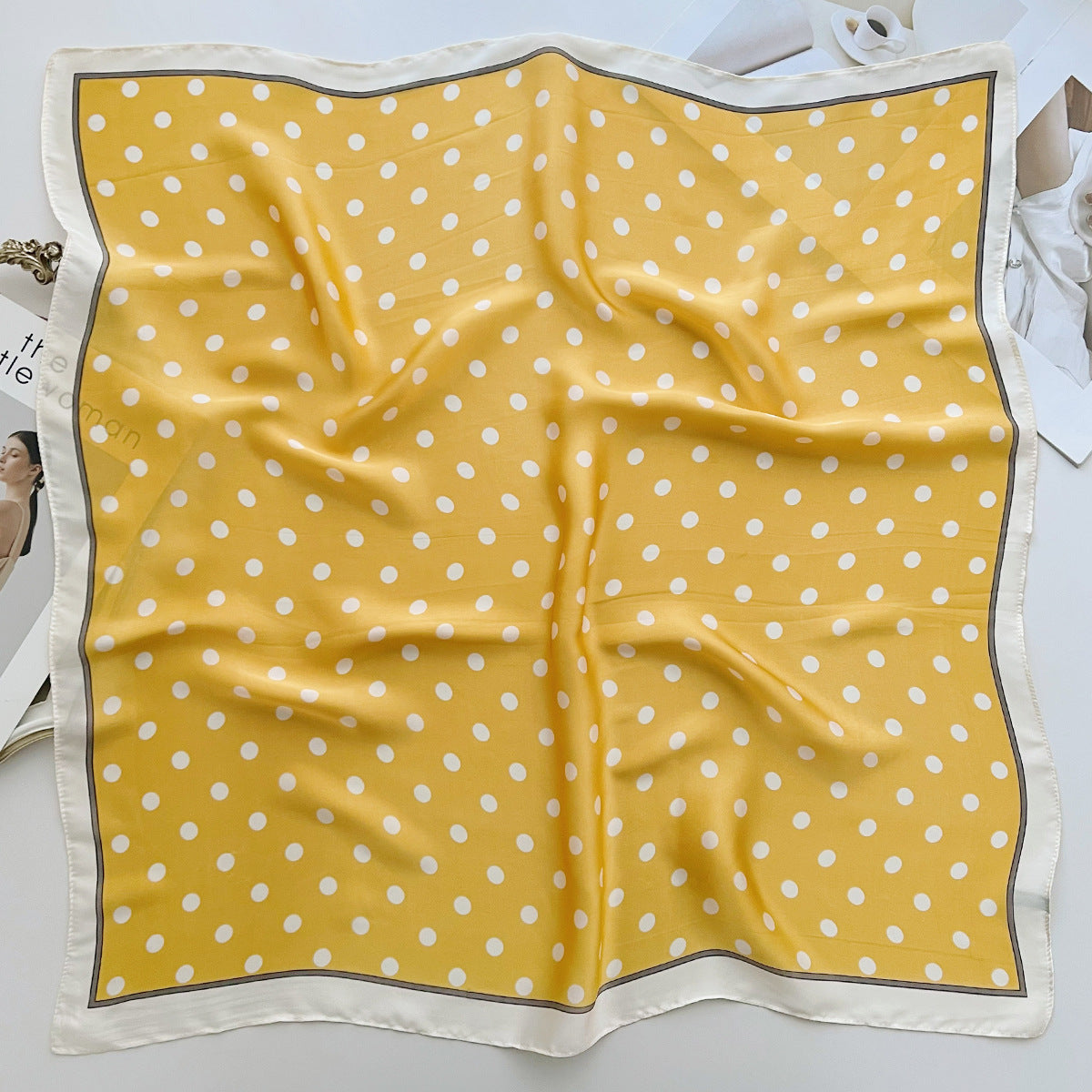 Bufanda de seda cuadrada pequeña con lunares y ondas sencillas a la moda para mujer