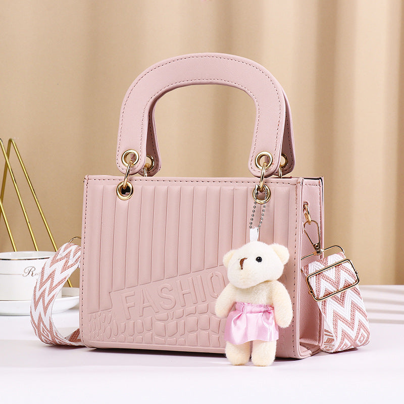 Sac à main décontracté à motif losange de couleur unie pour femme avec pendentif ours