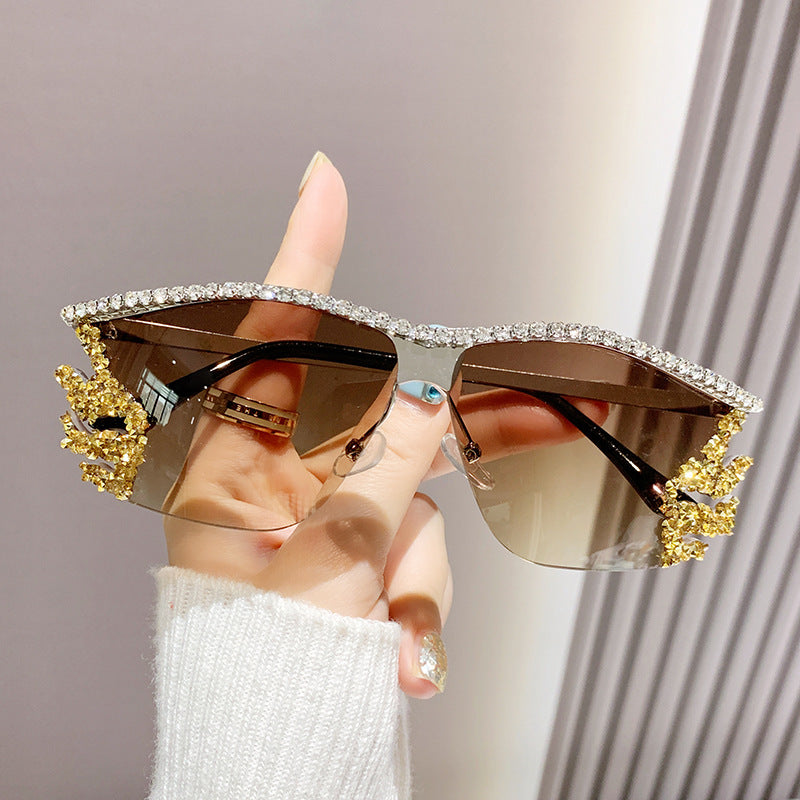 Gafas de sol sin montura con diamantes de imitación de metal irregulares de moda con un estilo único
