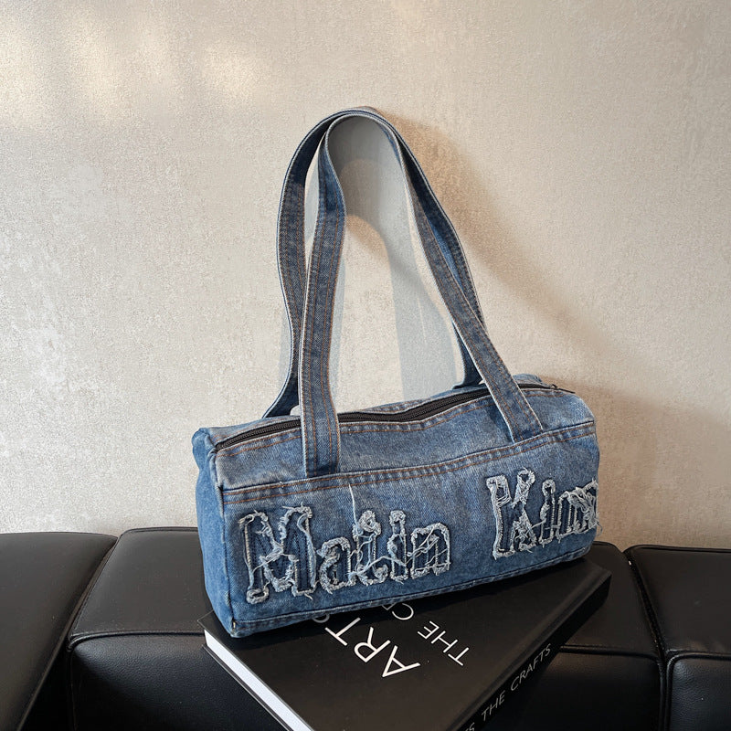 Bolsos de mezclilla con agujeros y bordado de letras vintage