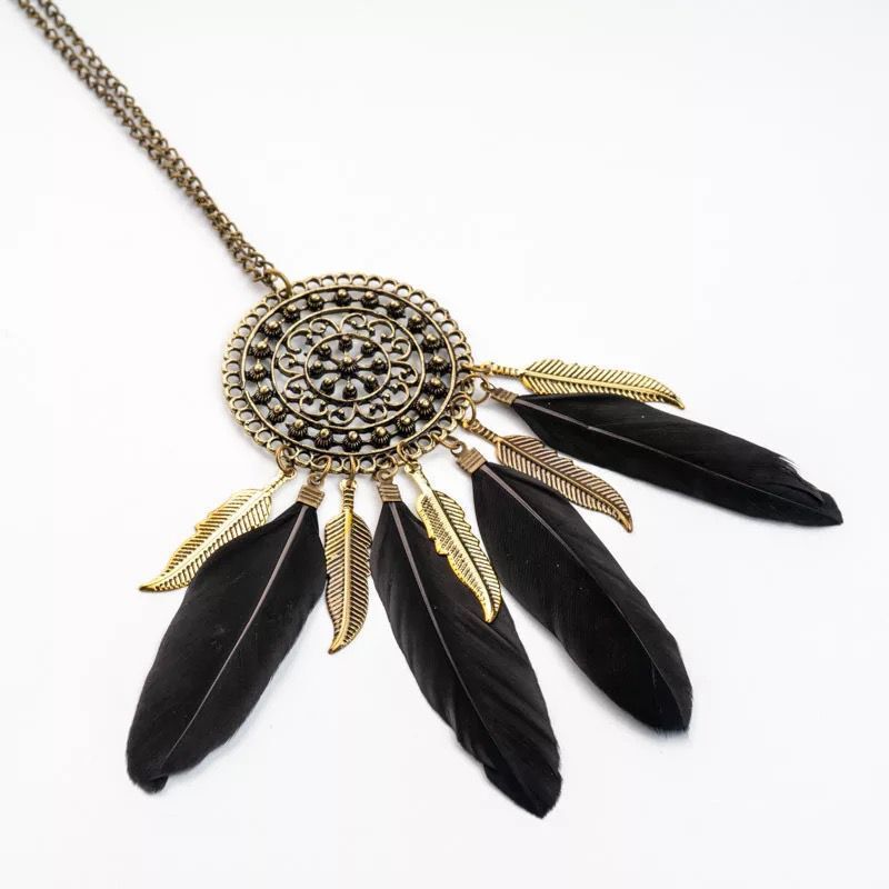 Collar bohemio vintage con cuentas de flores y plumas