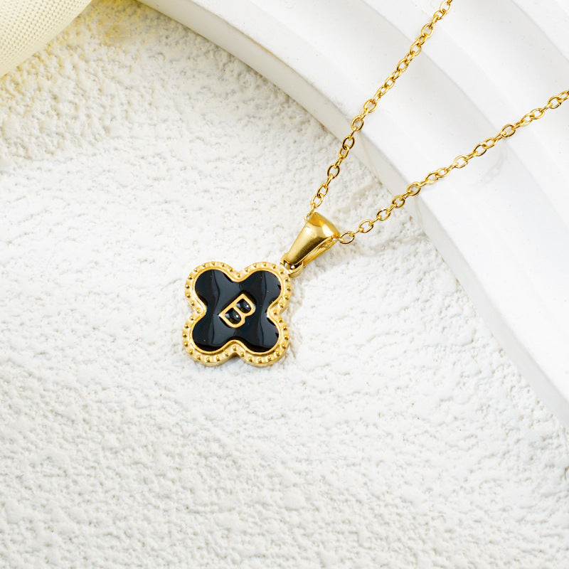 Collar de fritillaria blanca y negra con 26 letras de trébol de moda