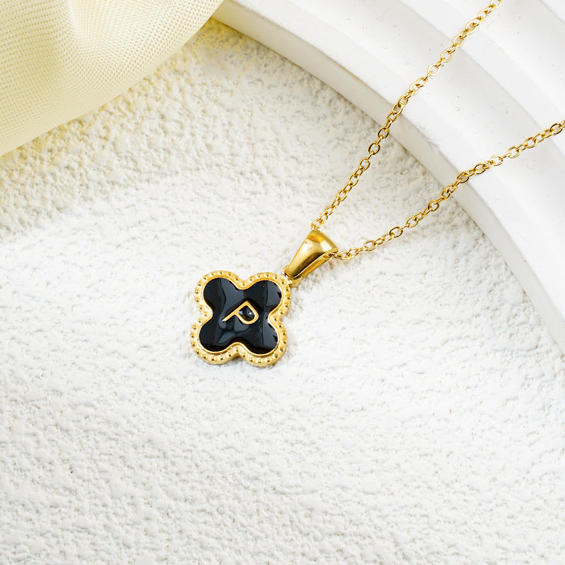 Collar de fritillaria blanca y negra con 26 letras de trébol de moda