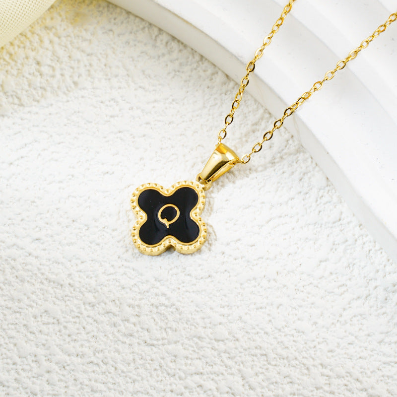 Collar de fritillaria blanca y negra con 26 letras de trébol de moda