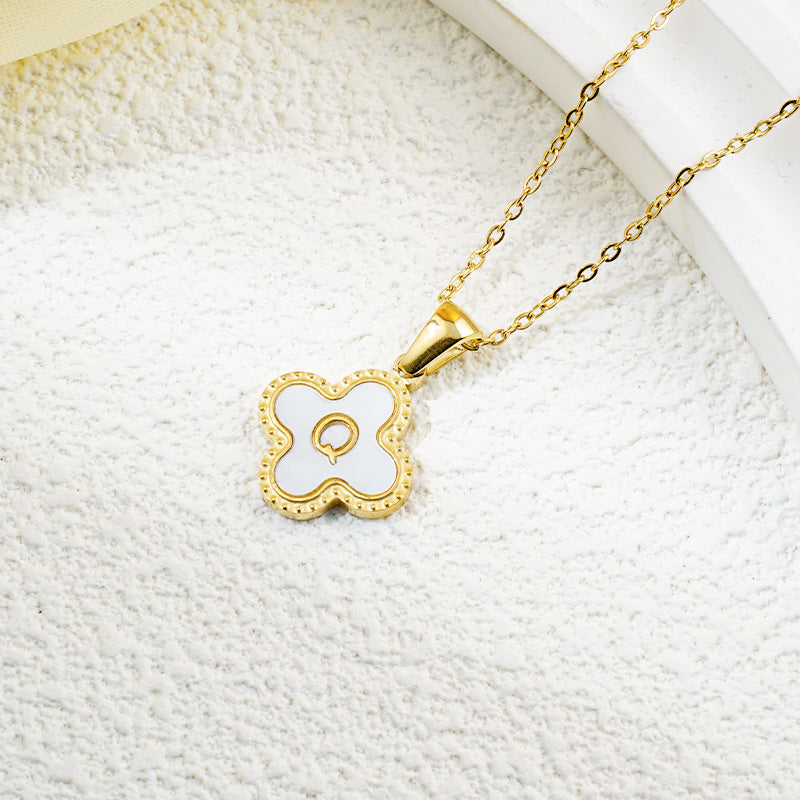 Collar de fritillaria blanca y negra con 26 letras de trébol de moda