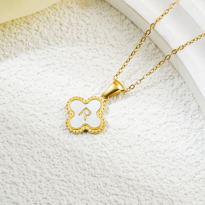 Collar de fritillaria blanca y negra con 26 letras de trébol de moda