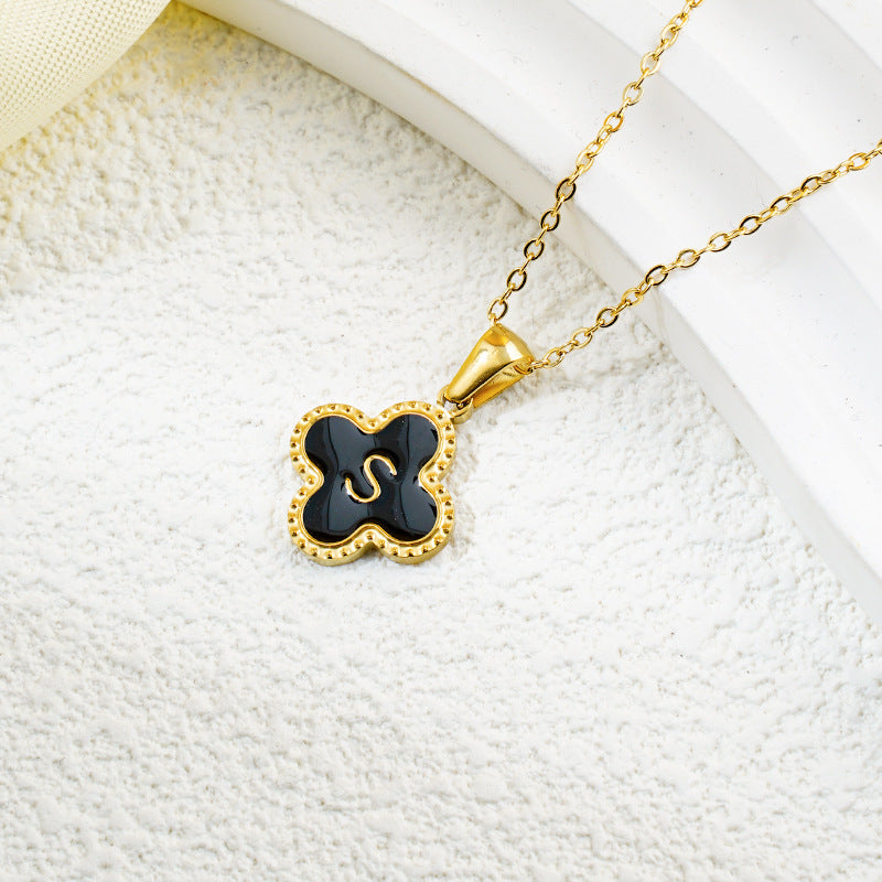 Collar de fritillaria blanca y negra con 26 letras de trébol de moda