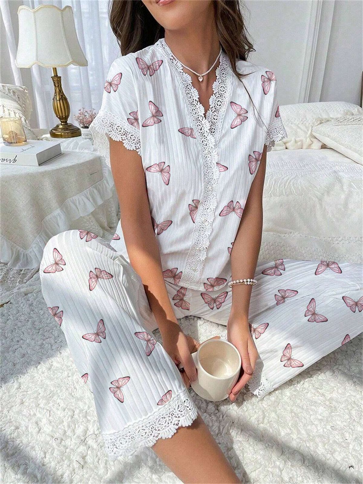 Ensemble haut à manches courtes et pantalon décontracté à imprimé cerises et bordure en dentelle pour femme