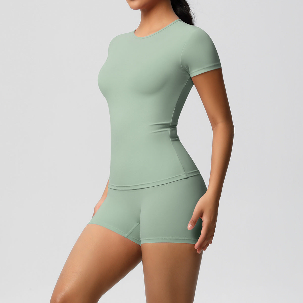 Conjunto de yoga informal para mujer: camiseta de manga corta y pantalones cortos ajustados de color liso