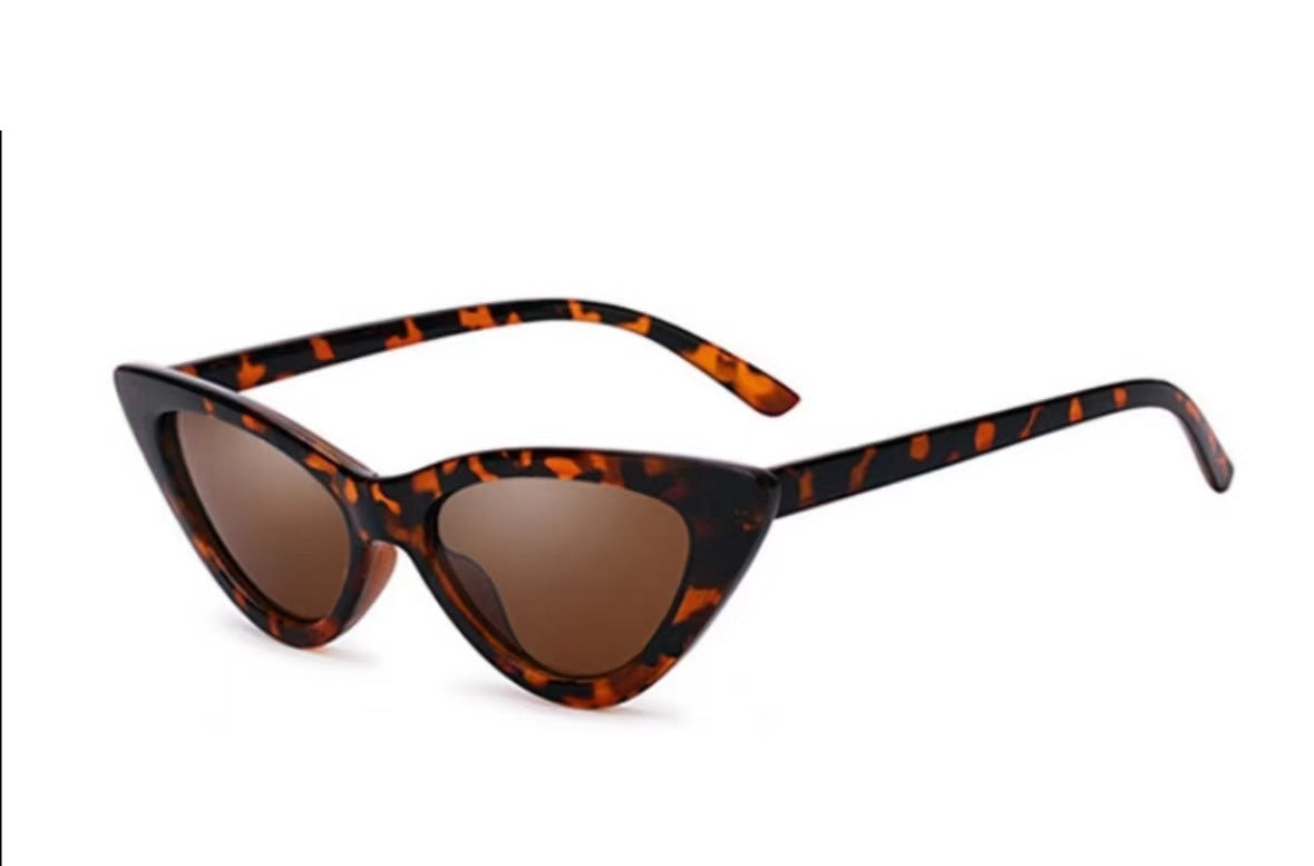 Gafas de sol retro con montura triangular pequeña y materiales de PC y CA