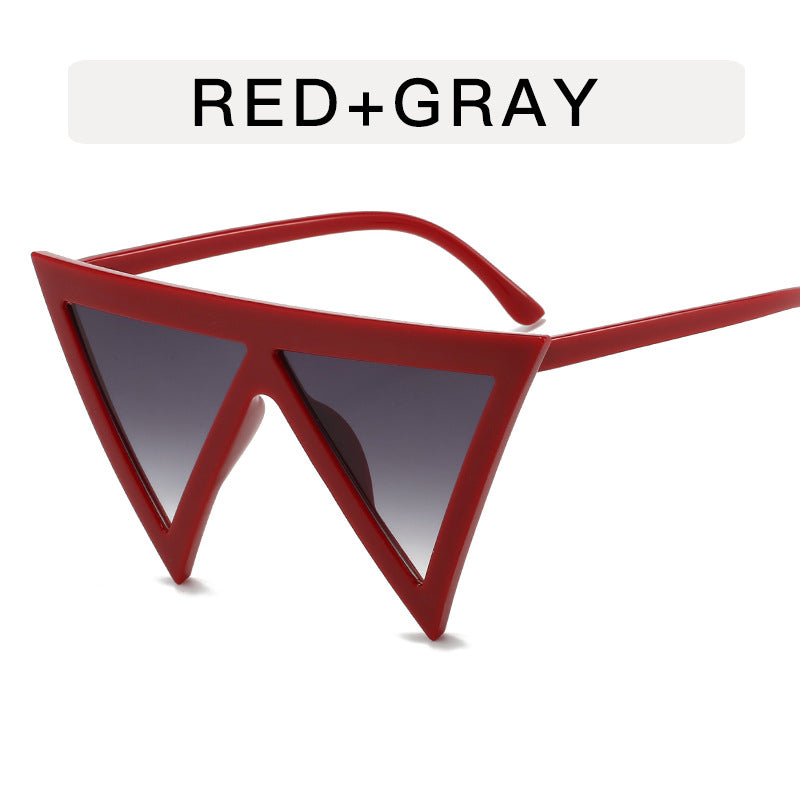 Gafas de sol con montura grande y triángulos exagerados con personalidad