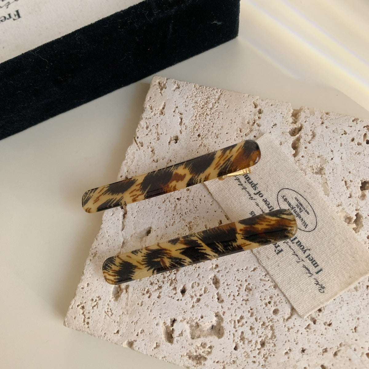 Horquilla de tira larga de leopardo acrílico para mujer: un accesorio elegante y con estilo.