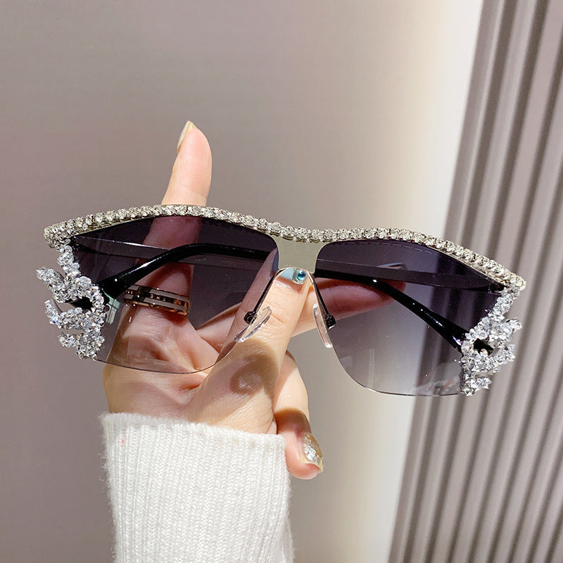 Gafas de sol sin montura con diamantes de imitación de metal irregulares de moda con un estilo único