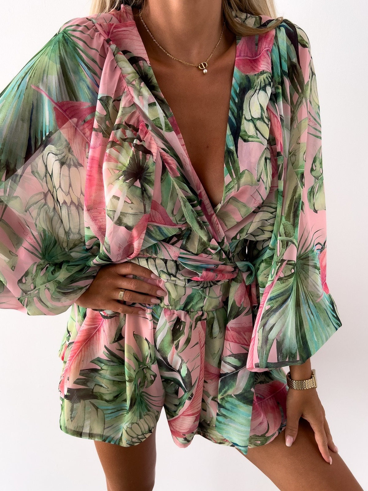 Conjunto de dos piezas de top y pantalones cortos de manga larga con cuello en V y estampado floral para mujer