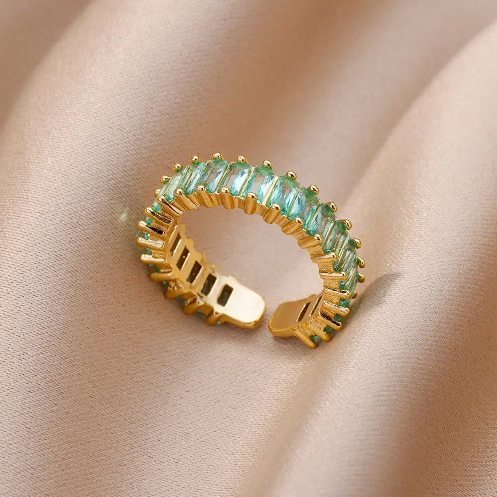 Elegante anillo de circonitas en oro de 18 quilates para mujer