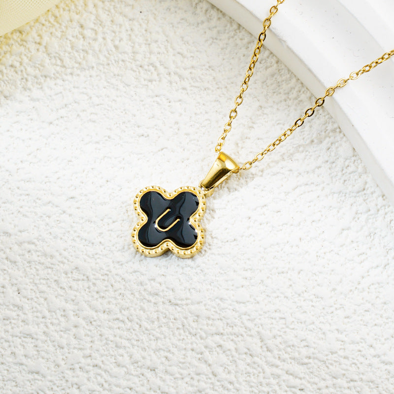 Collar de fritillaria blanca y negra con 26 letras de trébol de moda