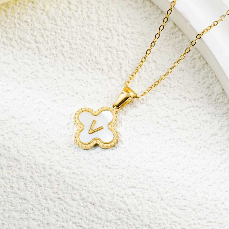 Collar de fritillaria blanca y negra con 26 letras de trébol de moda