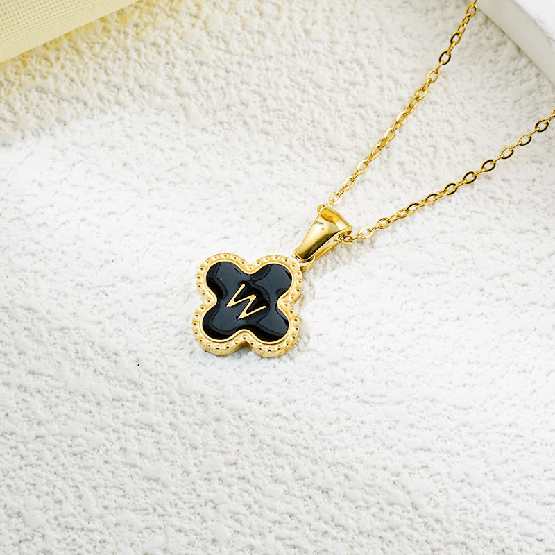 Collar de fritillaria blanca y negra con 26 letras de trébol de moda