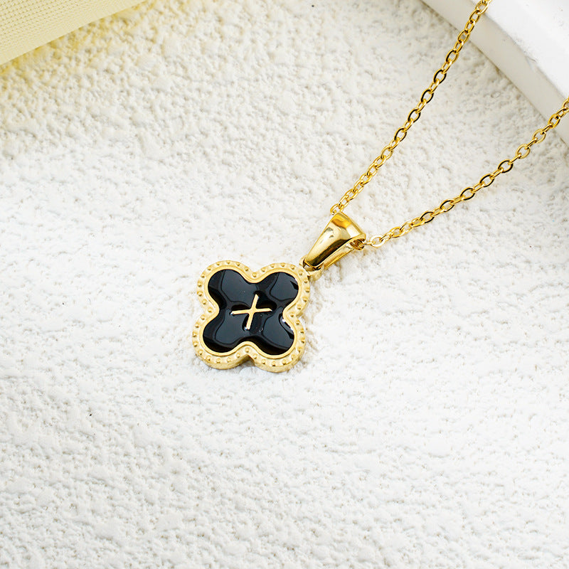 Collar de fritillaria blanca y negra con 26 letras de trébol de moda