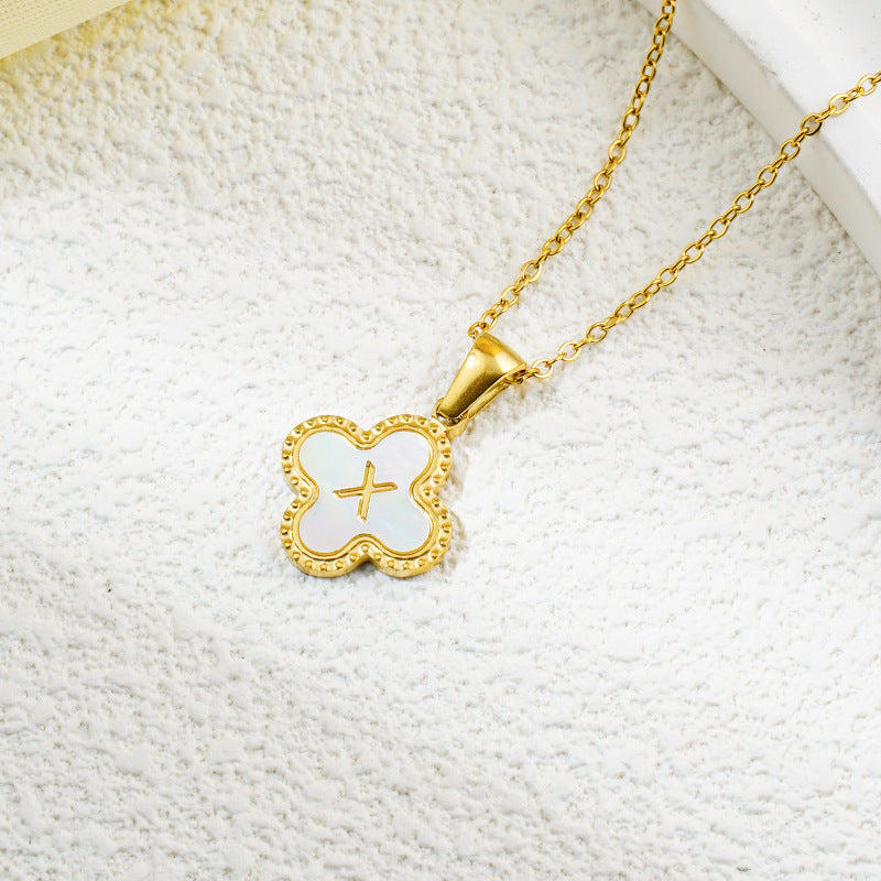Collar de fritillaria blanca y negra con 26 letras de trébol de moda