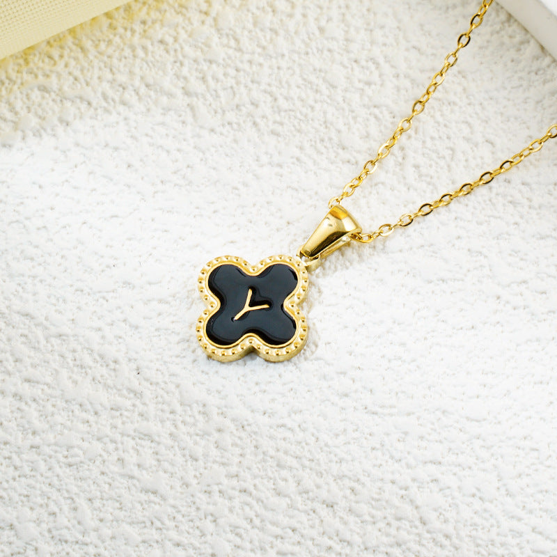 Collar de fritillaria blanca y negra con 26 letras de trébol de moda