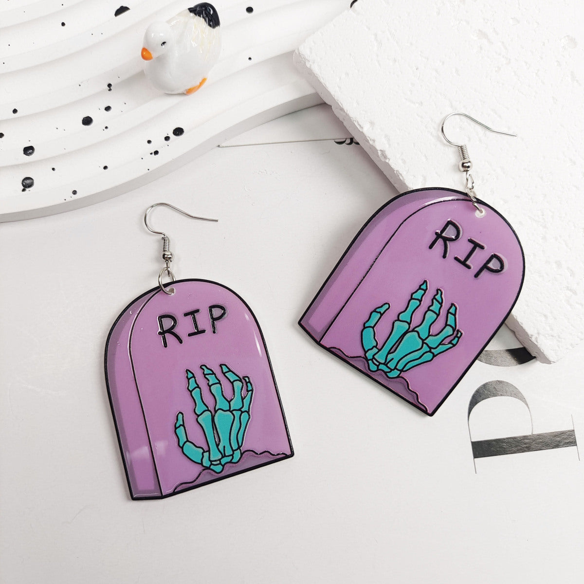 Pendientes acrílicos de Halloween para mujer con diseño de calavera de Diablo, fresa y lápida
