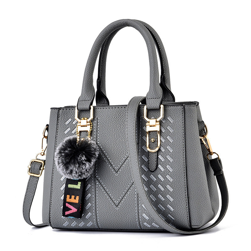 Bolso de mano informal con bola de pelo de color liso para mujer