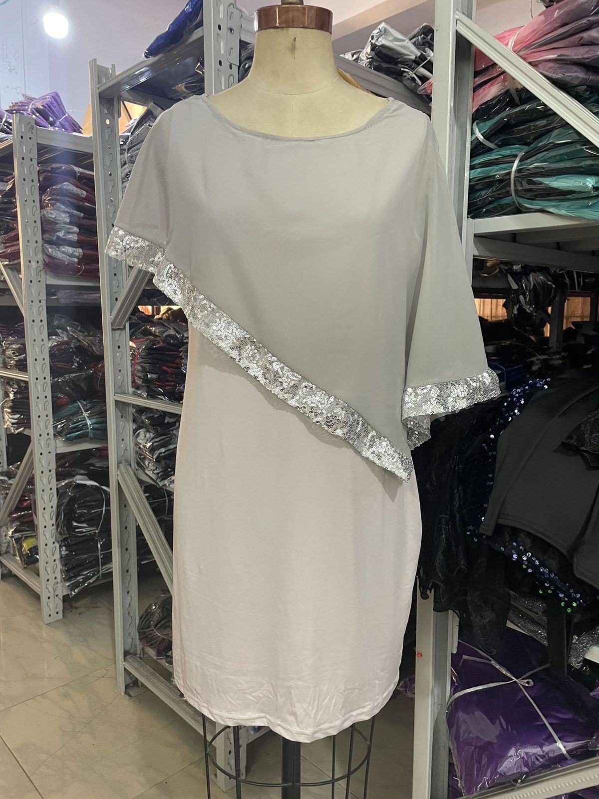 Robe irrégulière à manches courtes et sequins grande taille pour femme