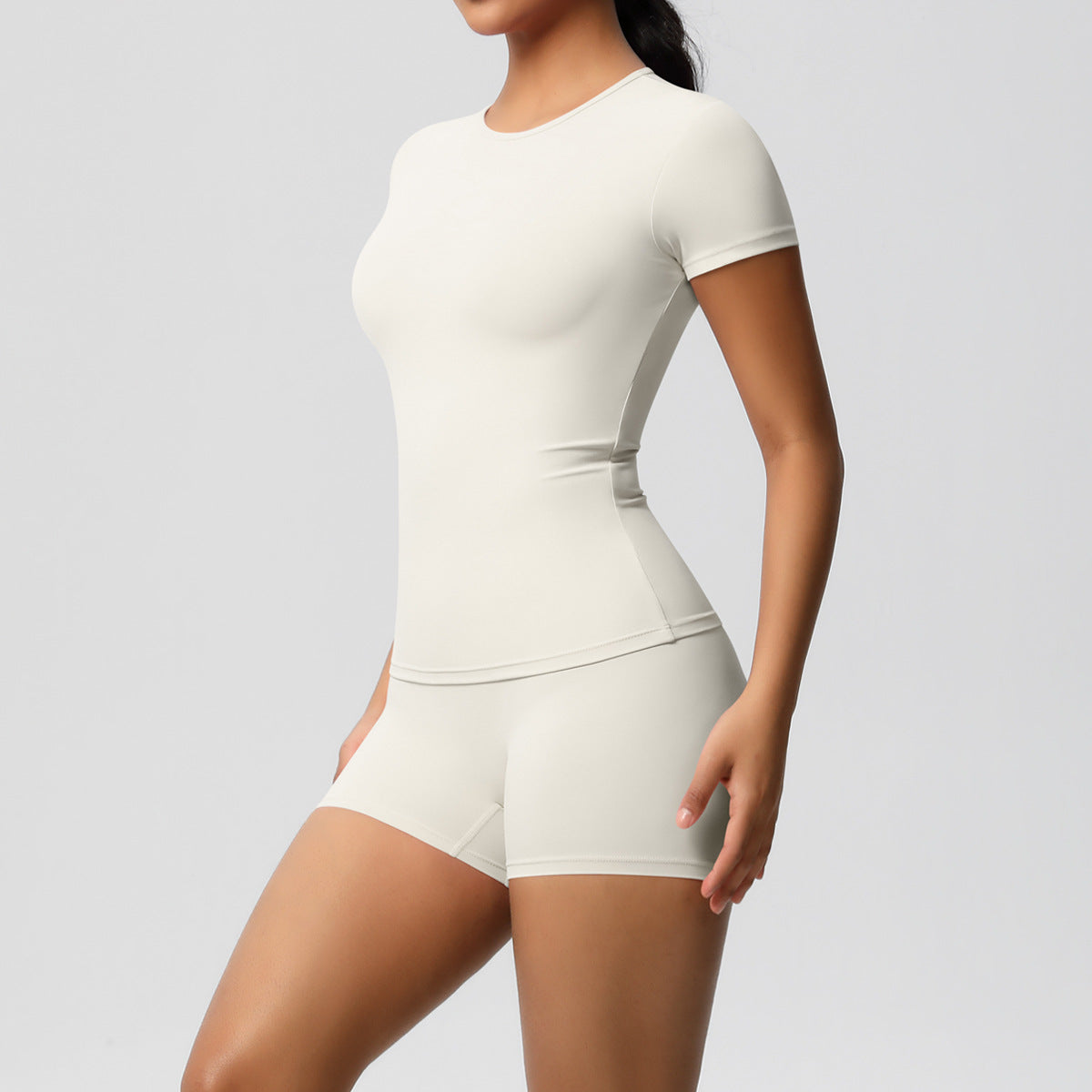 Conjunto de yoga informal para mujer: camiseta de manga corta y pantalones cortos ajustados de color liso