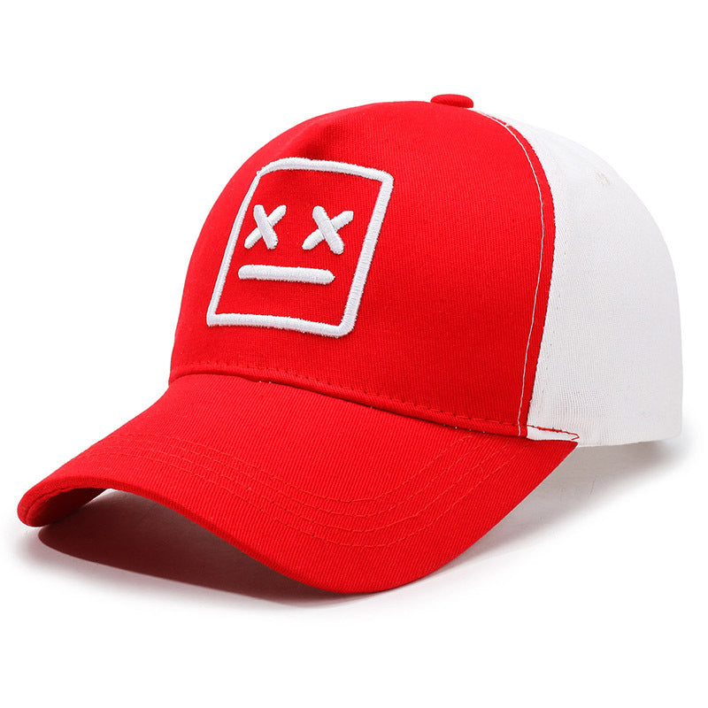 Casquette simple brodée avec coutures contrastées