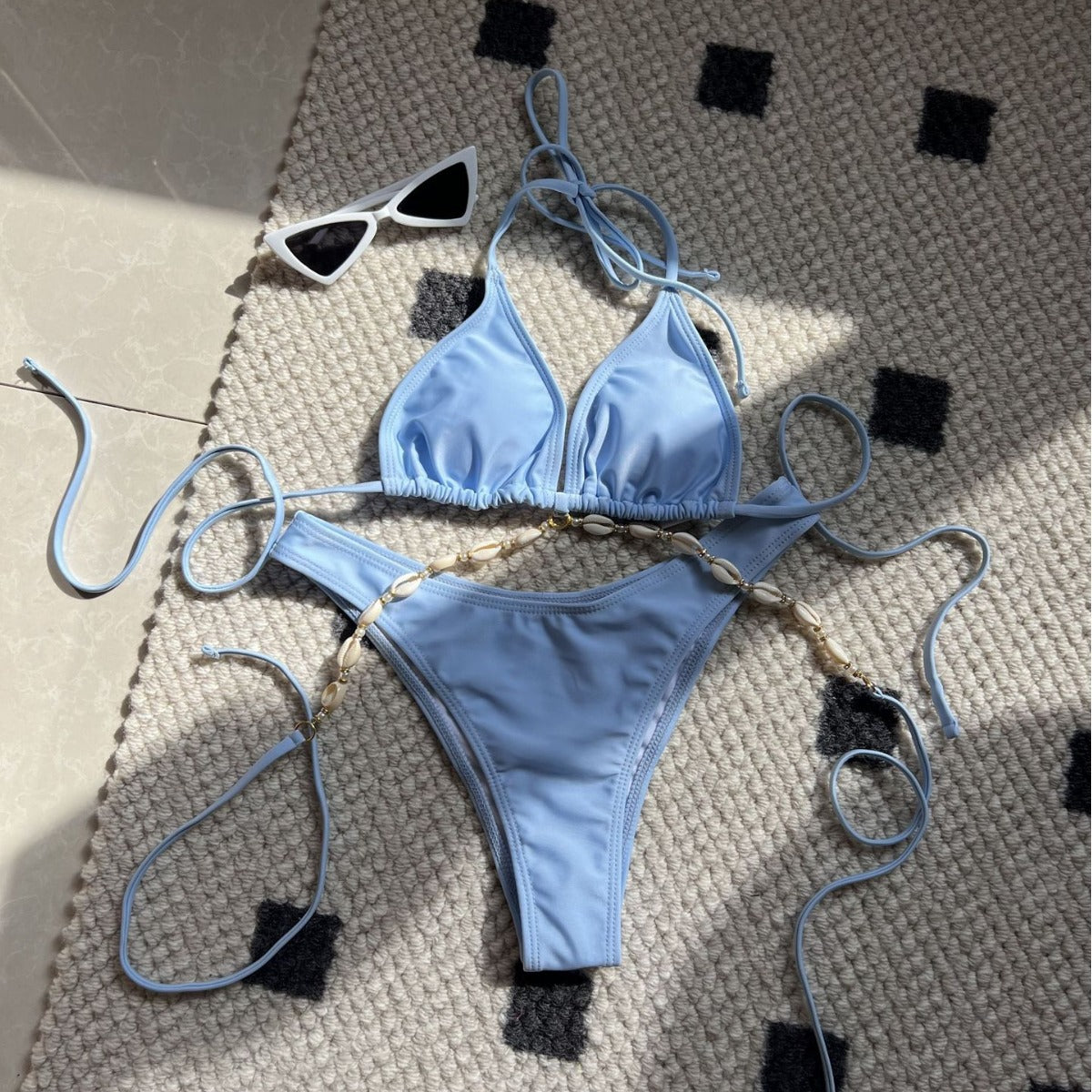 Traje de baño de bikini con cuello halter y cadena de conchas de color sólido sexy a la moda para mujer
