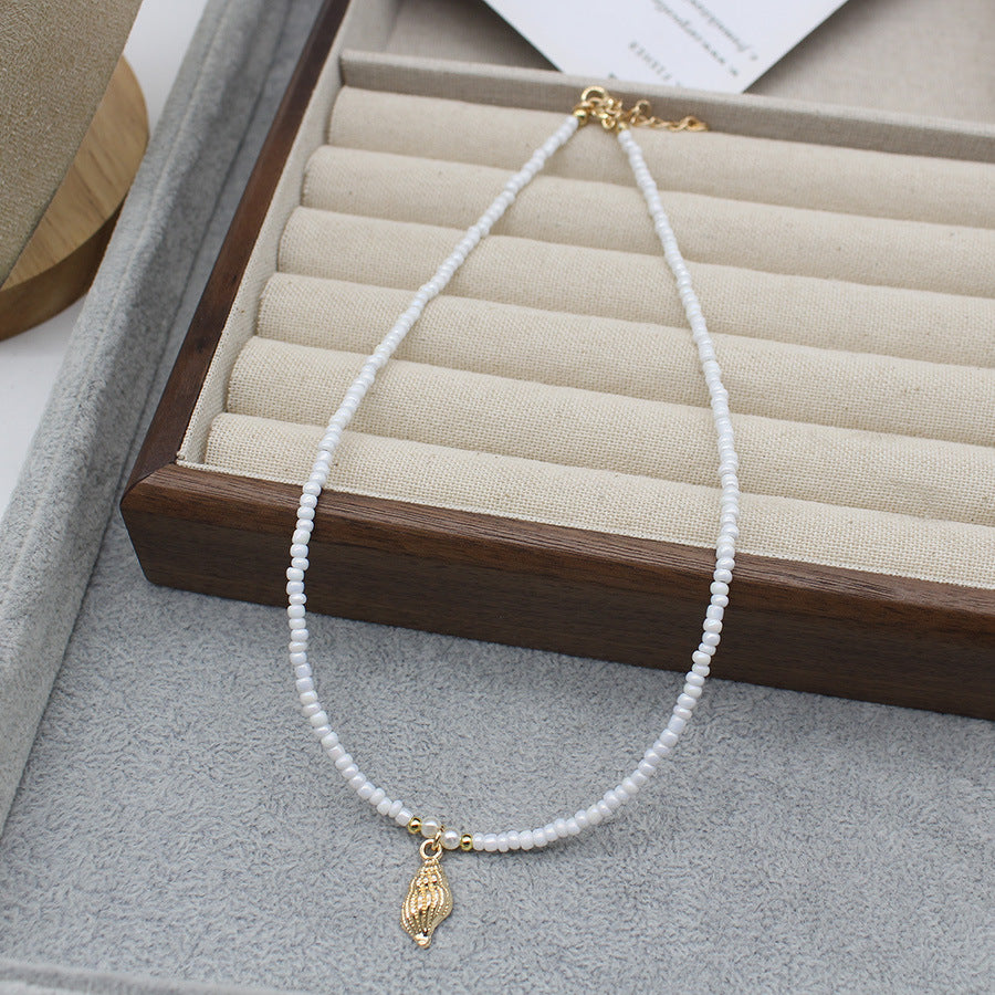 Collar con colgante de estrella de mar y cuentas de moda para mujer con detalles de aleación.