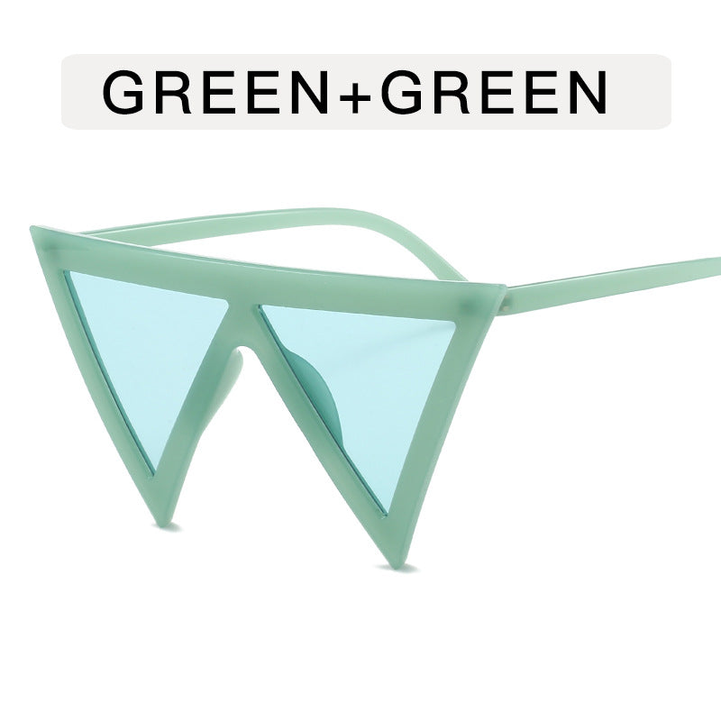 Gafas de sol con montura grande y triángulos exagerados con personalidad