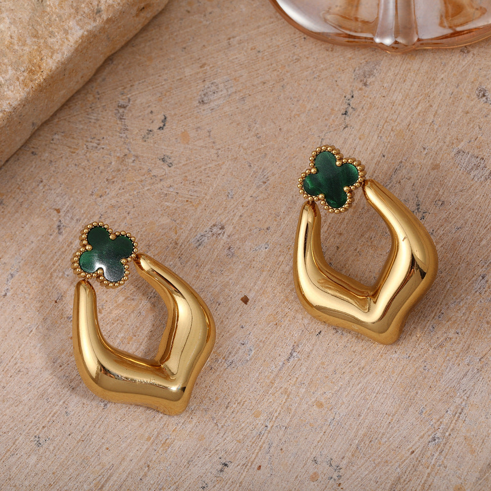 Boucles d'oreilles à tige en acier titane avec trèfle à quatre feuilles personnalisé