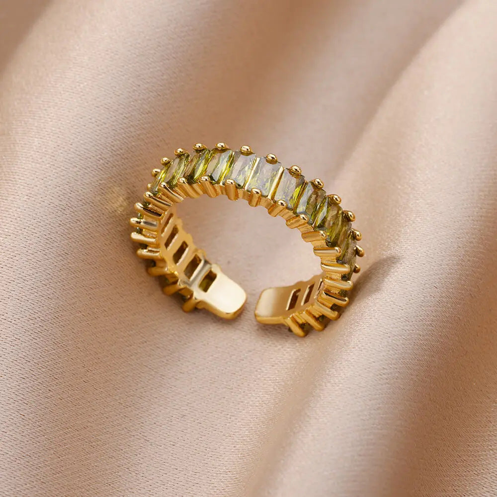 Elegante anillo de circonitas en oro de 18 quilates para mujer