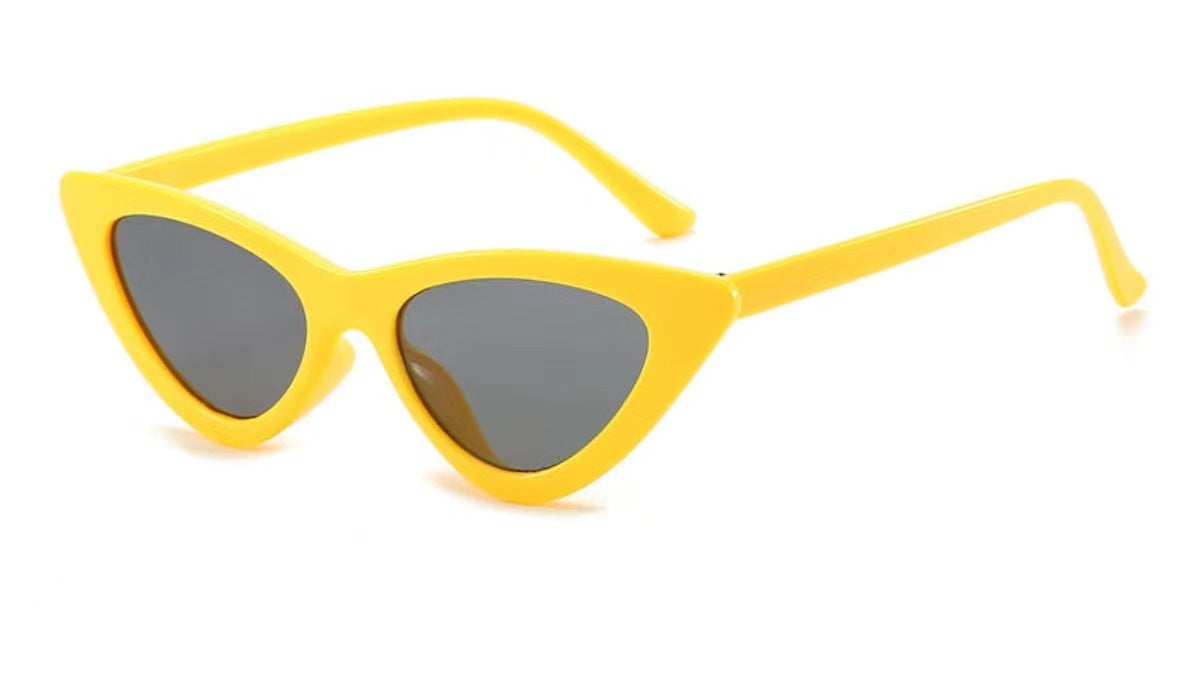 Gafas de sol retro con montura triangular pequeña y materiales de PC y CA