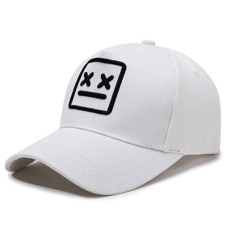 Casquette simple brodée avec coutures contrastées