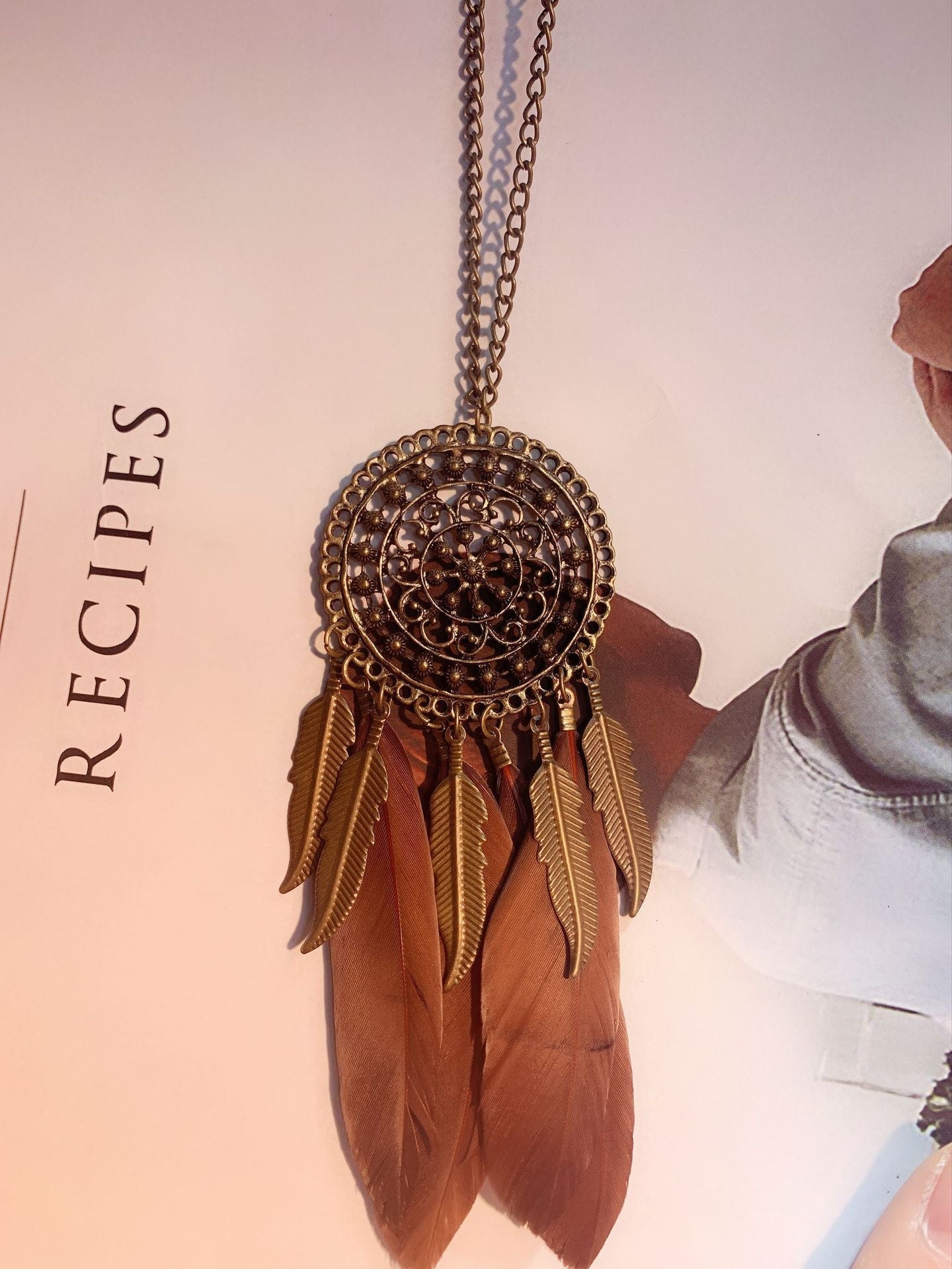 Collar bohemio vintage con cuentas de flores y plumas