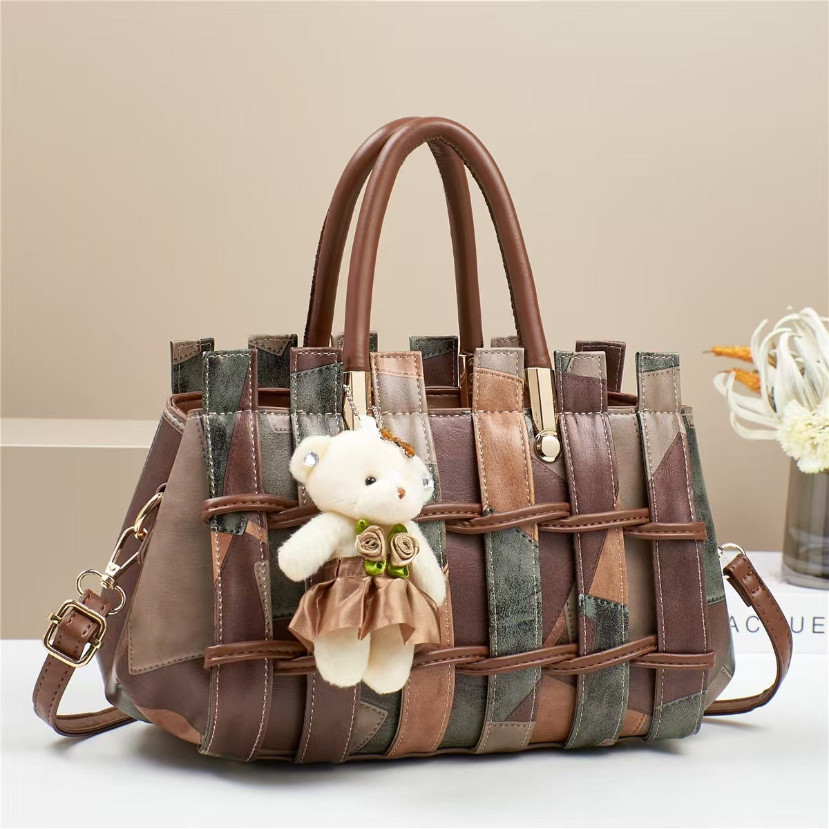 Bolso de mano retro tejido en contraste de color con colgante de oso para mujer