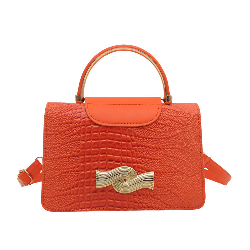 Bolso de piel de cocodrilo con hebilla de metal en color liso para mujer