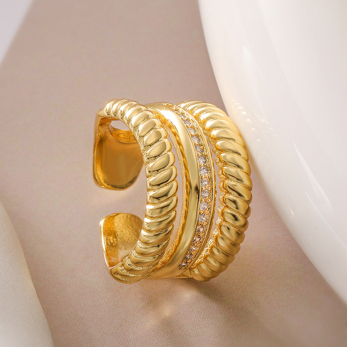 Anillo de oro chapado en cobre irregular de moda para mujer