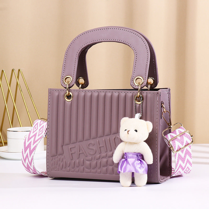 Sac à main décontracté à motif losange de couleur unie pour femme avec pendentif ours