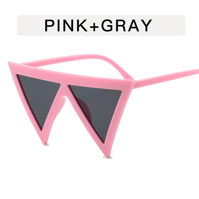 Gafas de sol con montura grande y triángulos exagerados con personalidad