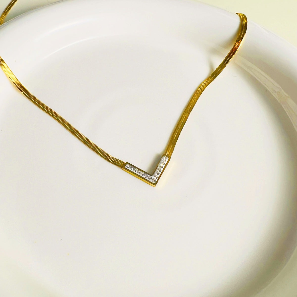 Collar en forma de V de acero y titanio para mujer