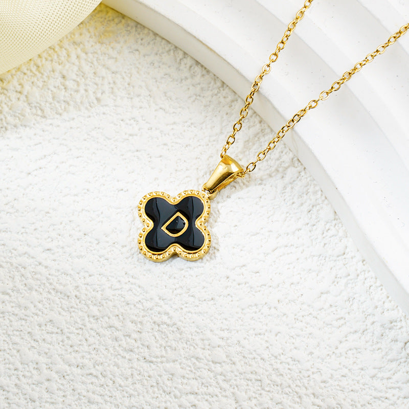 Collar de fritillaria blanca y negra con 26 letras de trébol de moda