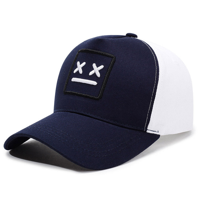 Casquette simple brodée avec coutures contrastées