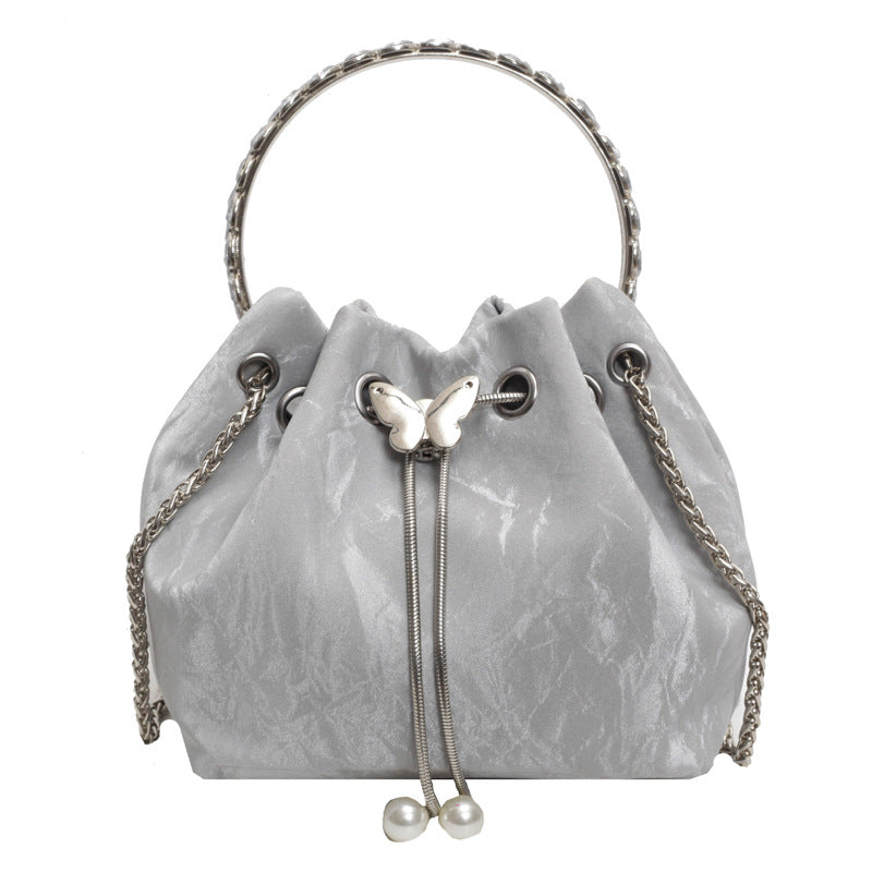 Bolso de mano elegante con cadena de mariposa plisada de color sólido para mujer